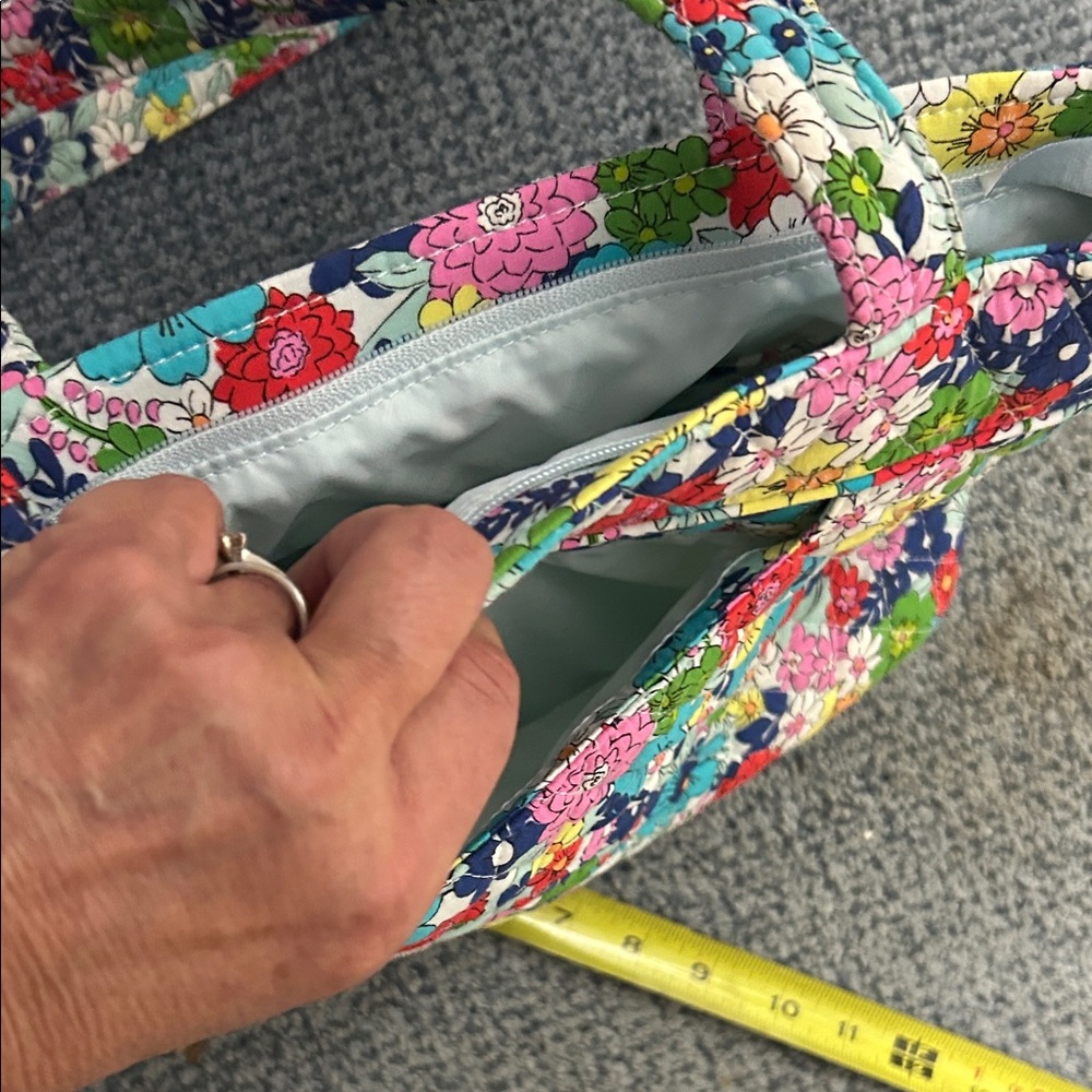 Vera Bradley Mandy far out floral tote great Christmas gift - Picture 3 of 3